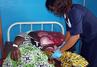 A midwife attends to a newborn and mother, @UNFPA Liberia